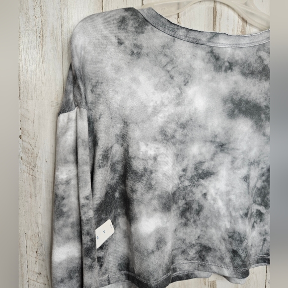 Arizona NWT Women's Black Gray Tie Dye Acid Wash Print Cropped Long Sleeve Top - Picture 7 of 11